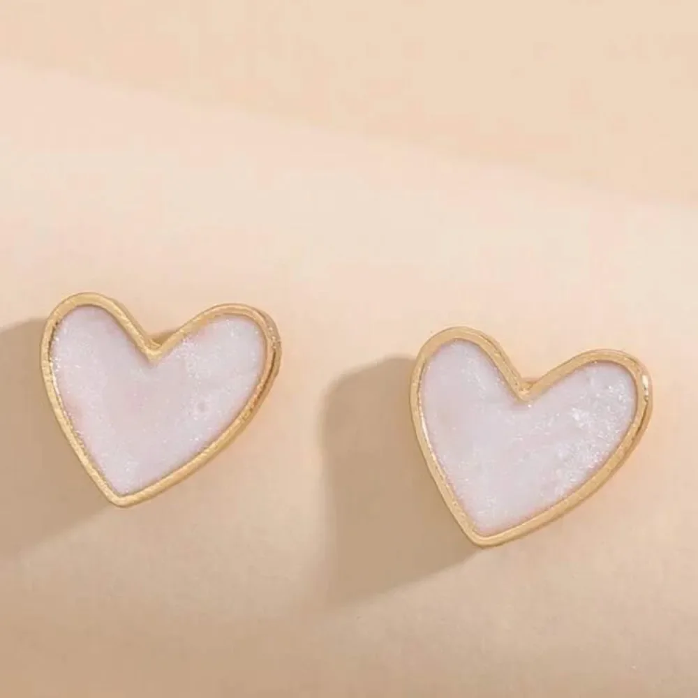 White and gold heart stud earrings - Picture 1 of 2